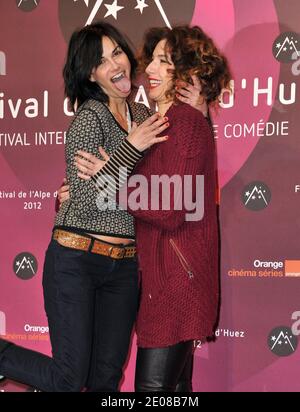 Helena Noguera und Anne Depetrini posieren im Fotocall 'La Clinique De L'Amour' im Rahmen des 15. Comedy-Filmfestivals Alpe d'Huez, das am 18. Januar 2012 in l'Alpe d'Huez, Frankreich, stattfand. Foto von Charriau-Marechal/ABACAPRESS.COM Stockfoto