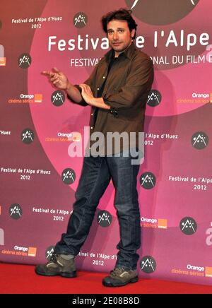 Bruno Salomone posiert im Fotocall 'La Clinique De L'Amour' im Rahmen des 15. Comedy Film Festivals Alpe d'Huez, das am 18. Januar 2012 in l'Alpe d'Huez, Frankreich, stattfand. Foto von Charriau-Marechal/ABACAPRESS.COM Stockfoto