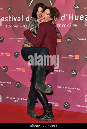 Helena Noguera und Anne Depetrini posieren im Fotocall 'La Clinique De L'Amour' im Rahmen des 15. Comedy-Filmfestivals Alpe d'Huez, das am 18. Januar 2012 in l'Alpe d'Huez, Frankreich, stattfand. Foto von Charriau-Marechal/ABACAPRESS.COM Stockfoto