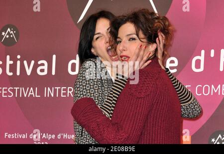 Helena Noguera und Anne Depetrini posieren im Fotocall 'La Clinique De L'Amour' im Rahmen des 15. Comedy-Filmfestivals Alpe d'Huez, das am 18. Januar 2012 in l'Alpe d'Huez, Frankreich, stattfand. Foto von Charriau-Marechal/ABACAPRESS.COM Stockfoto