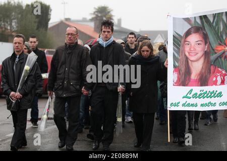 (L-R) Franck Perrais, der biologische Vater der getöteten Laetitia Perrais, Stephane Perrais, ihr Onkel, und Jason Perrais, ihr Cousin, nehmen an einem stillen marsch Teil, der ein Jahr nach ihrem Tod in La Bernerie-en-Retz, Westfrankreich, am 18. Januar 2012 in Laetitias Gedächtnis stattfand. Foto von Laetitia Notarianni/ABACAPRESS.COM Stockfoto