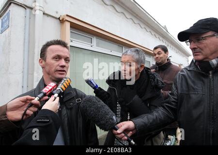 Franck Perrais, der biologische Vater der getöteten Laetitia Perrais, spricht während eines stillen marsches, der ein Jahr nach ihrem Tod in La Bernerie-en-Retz, Westfrankreich, am 18. Januar 2012 in Laetitia im Gedenken an Laetitia stattfand, über die Medien. Foto von Laetitia Notarianni/ABACAPRESS.COM Stockfoto