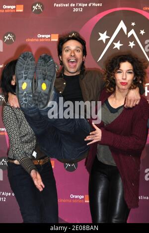 Helena Noguera, Bruno Salomone und Anne Depetrini posieren in der Fotozelle "La Clinique De L'Amour" im Rahmen des 15. Alpe d'Huez Comedy Film Festivals, das am 18. Januar 2012 in l'Alpe d'Huez, Frankreich, stattfand. Foto von Charriau-Marechal/ABACAPRESS.COM Stockfoto