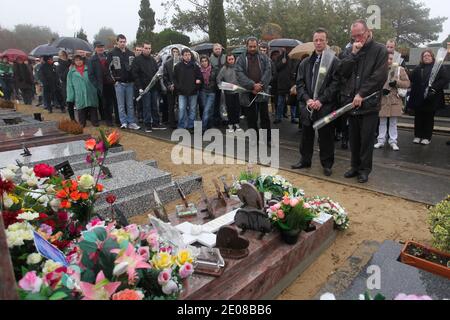 Franck Perrais (L), der biologische Vater der getöteten Laetitia Perrais, und ihr Onkel Stephane Perrais, stehen vor Laetitias Grab während eines stillen marsches, der ihr ein Jahr nach ihrem Tod in La Bernerie-en-Retz, Westfrankreich, am 18. Januar 2012 in Erinnerung bleibt. Foto von Laetitia Notarianni/ABACAPRESS.COM Stockfoto