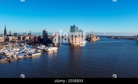 Hamburger Hafen an einem sonnigen Tag - Luftbild Stockfoto