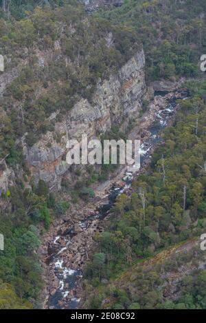 River Leven vom Cruickshanks Lookout in Tasmanien aus gesehen Stockfoto