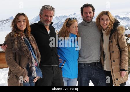 Vanessa Demouy, David Brecourt, Julie Bernard, Christian Vadim und Julie Gayet posieren während der Fotoschau 'Nos plus belles vacances' während des 15. Alpe d'Huez Comedy Film Festivals, das am 19. Januar 2012 in l'Alpe d'Huez, Frankreich, stattfand. Foto von Charriau-Marechal/ABACAPRESS.COM Stockfoto