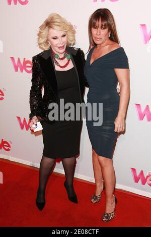 Joan und Melissa Rivers nehmen an einer Vorvorvorführung der Premiere von "Joan & Melissa: Joan Knows Best?" in Staffel 2 Teil. Am 19. Januar 2012 im Helen Mills Theater in New York City, New York, USA. Foto von Elizabeth Pantaleo/ABACAPRESS.COM Stockfoto