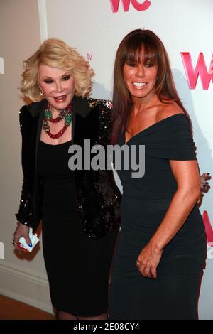 Joan und Melissa Rivers nehmen an einer Vorvorvorführung der Premiere von "Joan & Melissa: Joan Knows Best?" in Staffel 2 Teil. Am 19. Januar 2012 im Helen Mills Theater in New York City, New York, USA. Foto von Elizabeth Pantaleo/ABACAPRESS.COM Stockfoto