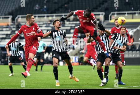 Liverpools Sadio Mane versucht beim Premier League-Spiel im St James' Park, Newcastle, einen Torschuss. Stockfoto