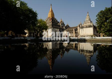 Ananda Tempel ist eines der schönsten buddhistischen Denkmäler von Bagan. Schwer beschädigt durch das Erdbeben vom 8. Juli 1975, wurde es restauriert und hat immer noch eine religiöse Funktion, Burma. Le Temple de l'Ananda ou d'Ananda est un des plus beaux Monuments boddhiques de Bagan. Tres endomage par le tremblement de terre du 8 juillet 1975, il a ete restaure et possede encore aujourd'hui une fonction religieuse, Birmanie, 2012.Foto von David Lefranc/ABACAPRESS.COM Stockfoto