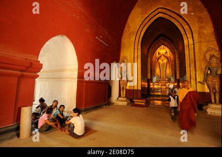 Ananda Tempel ist eines der schönsten buddhistischen Denkmäler von Bagan. Schwer beschädigt durch das Erdbeben vom 8. Juli 1975, wurde es restauriert und hat immer noch eine religiöse Funktion, Burma. Le Temple de l'Ananda ou d'Ananda est un des plus beaux Monuments boddhiques de Bagan. Tres endomage par le tremblement de terre du 8 juillet 1975, il a ete restaure et possede encore aujourd'hui une fonction religieuse, Birmanie, 2012.Foto von David Lefranc/ABACAPRESS.COM Stockfoto