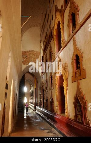 Ananda Tempel ist eines der schönsten buddhistischen Denkmäler von Bagan. Schwer beschädigt durch das Erdbeben vom 8. Juli 1975, wurde es restauriert und hat immer noch eine religiöse Funktion, Burma. Le Temple de l'Ananda ou d'Ananda est un des plus beaux Monuments boddhiques de Bagan. Tres endomage par le tremblement de terre du 8 juillet 1975, il a ete restaure et possede encore aujourd'hui une fonction religieuse, Birmanie, 2012.Foto von David Lefranc/ABACAPRESS.COM Stockfoto