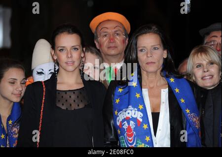 Prinzessin Stephanies Tochter Pauline Ducruet und Prinzessin Stephanie von Monaco und hinter Prinzessin Stephanies Tochter Camille Gottlieb und Candice Patou bei der Eröffnung des 36. Internationalen Zirkusfestivals Monte-Carlo in Monte-Carlo, Monaco am 21. Januar 2012. Pool Foto von Gaetan Luci/Monaco Fürstenpalast/ABACAPRESS.COM Stockfoto