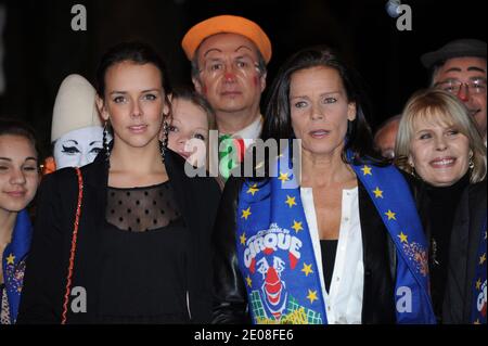 Prinzessin Stephanies Tochter Pauline Ducruet und Prinzessin Stephanie von Monaco und hinter Prinzessin Stephanies Tochter Camille Gottlieb und Candice Patou bei der Eröffnung des 36. Internationalen Zirkusfestivals Monte-Carlo in Monte-Carlo, Monaco am 21. Januar 2012. Pool Foto von Gaetan Luci/Monaco Fürstenpalast/ABACAPRESS.COM Stockfoto