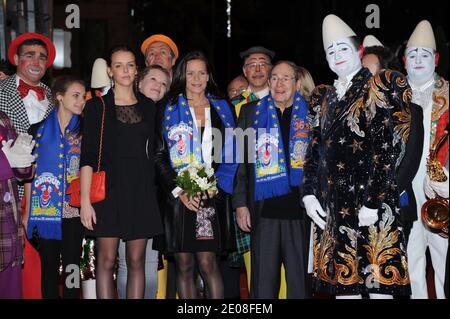 Prinzessin Stephanies Tochter Pauline Ducruet, Prinzessin Stephanie von Monaco, Robert Hossein und hinter Prinzessin Stephanies Tochter Camille Gottlieb bei der Eröffnung des 36. Internationalen Zirkusfestivals Monte-Carlo in Monte-Carlo, Monaco am 21. Januar 2012. Pool Foto von Gaetan Luci/Monaco Fürstenpalast/ABACAPRESS.COM Stockfoto