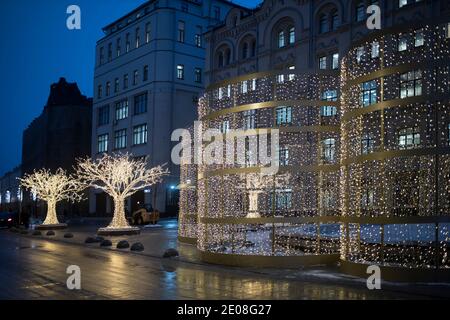 Moskau, Russland -30 Dezember 2020, die Straßen sind mit Weihnachtslichtern in der Dämmerung geschmückt. Zentrieren Stockfoto