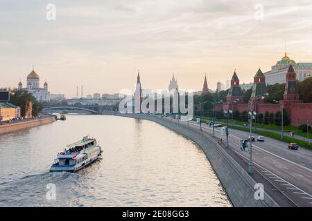 Blick auf die Böschung des Moskauer Kremls und der Moskau River Stockfoto