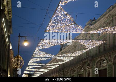 Moskau, Russland -30 Dezember 2020, die Straßen sind mit Weihnachtslichtern in der Dämmerung geschmückt. Zentrieren Stockfoto