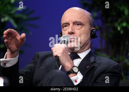 Der französische Außenminister Alain Juppe nimmt am 20. Januar 2012 mit dem ehemaligen deutschen Außenminister Joschka Fischer an einer Debatte zum Thema "EIN deutsch-französisches Europa" Teil, die von der französischen Wochenzeitung Le Nouvel Observateur in Nantes, Westfrankreich, veranstaltet wird. Foto von Laetitia Notarianni/ABACAPRESS.COM Stockfoto