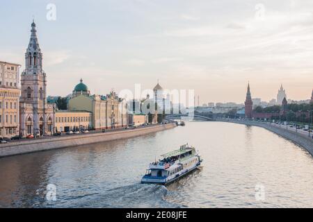 Blick auf die Böschung des Moskauer Kremls und der Moskau River Stockfoto