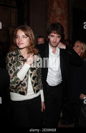 Antoine Arnault und Natalia Vodianova kommen zur Ausstellung der Kollektion Etam Frühjahr/Sommer 2012, die am 23. Januar 2012 in Beaux Arts in Paris, Frankreich, stattfand. Foto von Denis Guignebourg/ABACAPRESS.COM Stockfoto