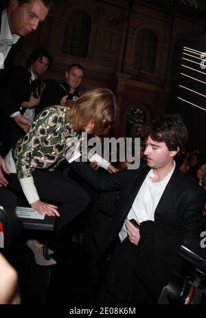 Antoine Arnault und Natalia Vodianova kommen zur Ausstellung der Kollektion Etam Frühjahr/Sommer 2012, die am 23. Januar 2012 in Beaux Arts in Paris, Frankreich, stattfand. Foto von Denis Guignebourg/ABACAPRESS.COM Stockfoto