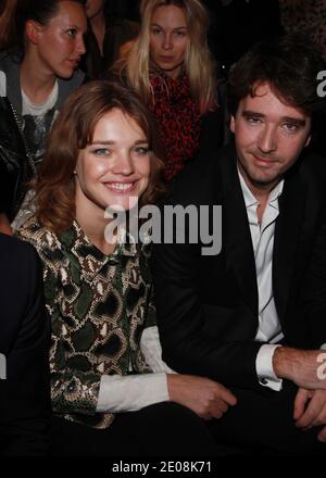 Antoine Arnault und Natalia Vodianova kommen zur Ausstellung der Kollektion Etam Frühjahr/Sommer 2012, die am 23. Januar 2012 in Beaux Arts in Paris, Frankreich, stattfand. Foto von Denis Guignebourg/ABACAPRESS.COM Stockfoto