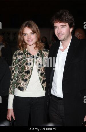 Antoine Arnault und Natalia Vodianova kommen zur Ausstellung der Kollektion Etam Frühjahr/Sommer 2012, die am 23. Januar 2012 in Beaux Arts in Paris, Frankreich, stattfand. Foto von Denis Guignebourg/ABACAPRESS.COM Stockfoto