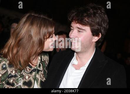 Antoine Arnault und Natalia Vodianova kommen zur Ausstellung der Kollektion Etam Frühjahr/Sommer 2012, die am 23. Januar 2012 in Beaux Arts in Paris, Frankreich, stattfand. Foto von Denis Guignebourg/ABACAPRESS.COM Stockfoto