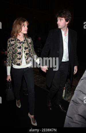 Antoine Arnault und Natalia Vodianova kommen zur Ausstellung der Kollektion Etam Frühjahr/Sommer 2012, die am 23. Januar 2012 in Beaux Arts in Paris, Frankreich, stattfand. Foto von Denis Guignebourg/ABACAPRESS.COM Stockfoto