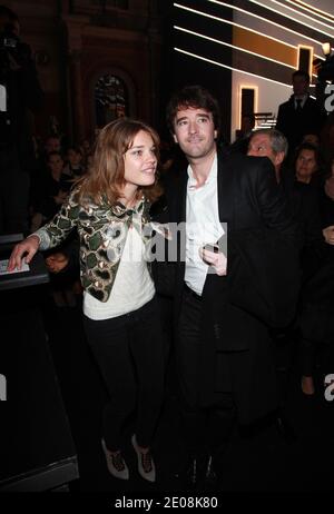 Antoine Arnault und Natalia Vodianova kommen zur Ausstellung der Kollektion Etam Frühjahr/Sommer 2012, die am 23. Januar 2012 in Beaux Arts in Paris, Frankreich, stattfand. Foto von Denis Guignebourg/ABACAPRESS.COM Stockfoto