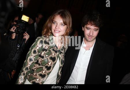 Antoine Arnault und Natalia Vodianova kommen zur Ausstellung der Kollektion Etam Frühjahr/Sommer 2012, die am 23. Januar 2012 in Beaux Arts in Paris, Frankreich, stattfand. Foto von Denis Guignebourg/ABACAPRESS.COM Stockfoto
