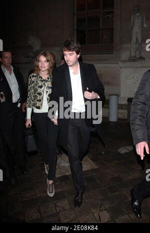 Antoine Arnault und Natalia Vodianova kommen zur Ausstellung der Kollektion Etam Frühjahr/Sommer 2012, die am 23. Januar 2012 in Beaux Arts in Paris, Frankreich, stattfand. Foto von Denis Guignebourg/ABACAPRESS.COM Stockfoto