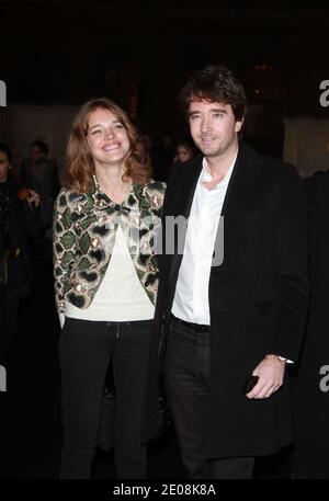 Antoine Arnault und Natalia Vodianova kommen zur Ausstellung der Kollektion Etam Frühjahr/Sommer 2012, die am 23. Januar 2012 in Beaux Arts in Paris, Frankreich, stattfand. Foto von Denis Guignebourg/ABACAPRESS.COM Stockfoto