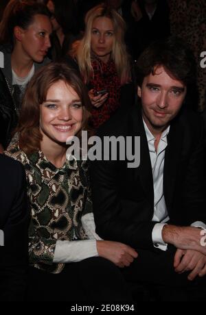 Antoine Arnault und Natalia Vodianova kommen zur Ausstellung der Kollektion Etam Frühjahr/Sommer 2012, die am 23. Januar 2012 in Beaux Arts in Paris, Frankreich, stattfand. Foto von Denis Guignebourg/ABACAPRESS.COM Stockfoto