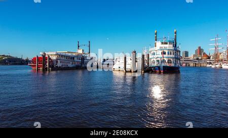 Hamburger Hafen an einem sonnigen Tag - Luftbild - STADT HAMBURG, DEUTSCHLAND - 25. DEZEMBER 2020 Stockfoto