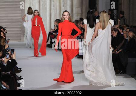 Ein Modell zeigt eine Kreation von Stephane Rolland für seine Frühjahr-Sommer 2012 Haute-Couture Modenschau in Paris, Frankreich, am 24. Januar 2012. Foto von Roberto Martinelli/ABACAPRESS.COM Stockfoto