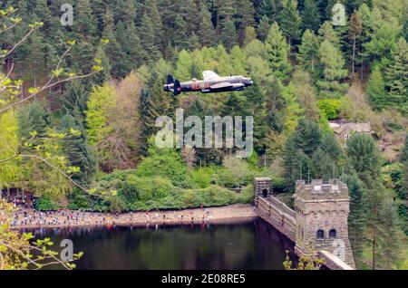 RAF Avro Lancaster Bomberflugzeug PA474 Gedenkdämpfern passieren das Derwent Valley und über den Damm, wie es ihre Vorgänger im Jahr 1943 hatten Stockfoto