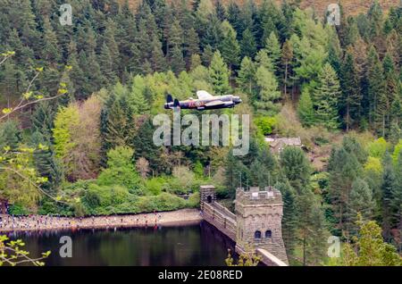 RAF Avro Lancaster Bomberflugzeug PA474 Gedenkdämpfern passieren das Derwent Valley und über den Damm, wie es ihre Vorgänger im Jahr 1943 hatten Stockfoto