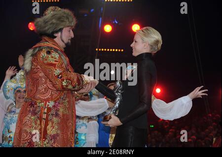 Prinzessin Charlene von Monaco übergibt den Silbernen Clown an Voriabov während des 36. Internationalen Zirkusfestivals Monte-Carlo in Monte-Carlo, Monaco am 24. Januar 2012. Foto von Alain Benainous/Pool/ABACAPRESS.COM Stockfoto