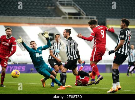 Liverpools Roberto Firmino (zweiter rechts) hat während des Premier League-Spiels im St James' Park, Newcastle, einen Torschuss. Stockfoto