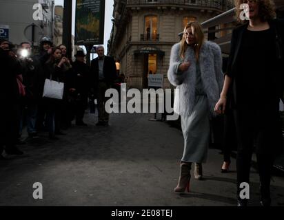 Das britische Supermodel Kate Moss verlässt nach dem Mittagessen das Restaurant L'Avenue und geht am 25. Januar 2012 nach Le Fumoir in Paris, Frankreich. Foto von ABACAPRESS.COM Stockfoto