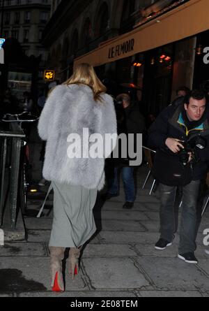 Das britische Supermodel Kate Moss verlässt nach dem Mittagessen das Restaurant L'Avenue und geht am 25. Januar 2012 nach Le Fumoir in Paris, Frankreich. Foto von ABACAPRESS.COM Stockfoto