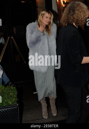 Das britische Supermodel Kate Moss verlässt nach dem Mittagessen das Restaurant L'Avenue und geht am 25. Januar 2012 nach Le Fumoir in Paris, Frankreich. Foto von ABACAPRESS.COM Stockfoto