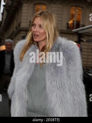 Das britische Supermodel Kate Moss verlässt nach dem Mittagessen das Restaurant L'Avenue und geht am 25. Januar 2012 nach Le Fumoir in Paris, Frankreich. Foto von ABACAPRESS.COM Stockfoto