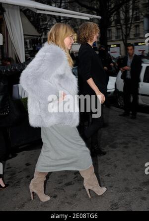 Das britische Supermodel Kate Moss verlässt nach dem Mittagessen das Restaurant L'Avenue und geht am 25. Januar 2012 nach Le Fumoir in Paris, Frankreich. Foto von ABACAPRESS.COM Stockfoto