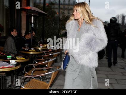 Das britische Supermodel Kate Moss verlässt nach dem Mittagessen das Restaurant L'Avenue und geht am 25. Januar 2012 nach Le Fumoir in Paris, Frankreich. Foto von ABACAPRESS.COM Stockfoto