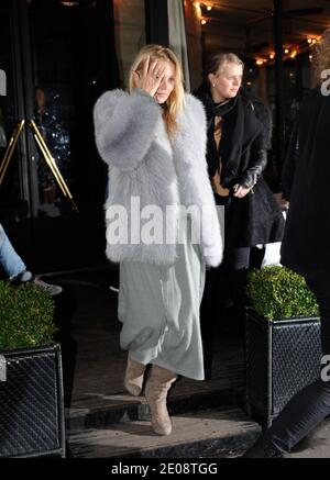 Das britische Supermodel Kate Moss verlässt nach dem Mittagessen das Restaurant L'Avenue und geht am 25. Januar 2012 nach Le Fumoir in Paris, Frankreich. Foto von ABACAPRESS.COM Stockfoto