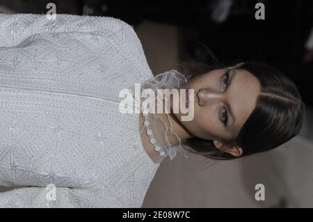 Ein Model geht am 25. Januar 2012 auf der Rollbahn der Valentino Spring-Summer 2012 Haute-Couture Show im Rahmen der Paris Fashion Week im Hotel Salomon de Rothschild in Paris, Frankreich. Foto Roberto Martinelli/ABACAPRESS.COM Stockfoto